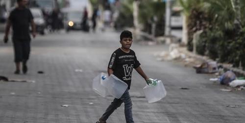 کودکان غزه مجبور به نوشیدن آب شور دریا شده اند
