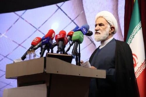 پیش از انقلاب اسلامی سه خانواده در یک خانه سه اتاقه زندگی می کردند