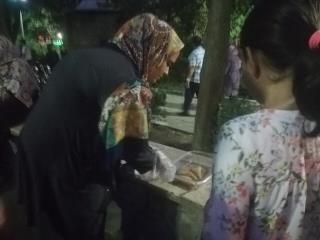 دختر 17 ساله ای كه با سمبوسه روی پای خودش ایستاده